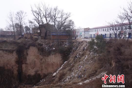 圖為未填黃土之前的安家寺大溝。慶城縣委外宣辦供