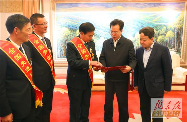 慶陽市3名全國勞動模范和先進工作者載譽歸來！贠建民盧小亨親切會見