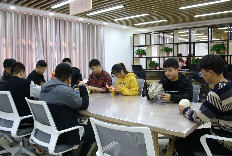 介子路社區(qū)360大學(xué)生社會實踐基地科創(chuàng)空間。  本報記者  盤小美  攝 