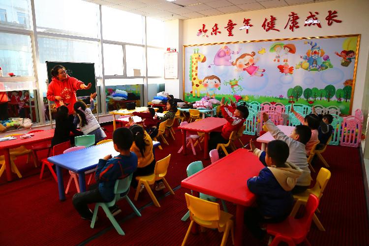 麗景幼兒園學(xué)生在合水東路社區(qū)的“四點半課堂”做互動游戲。  通訊員  翟娜娜  攝  