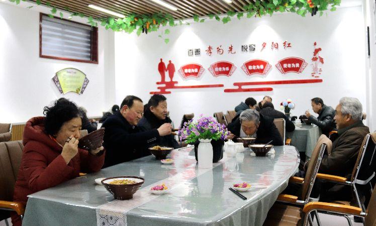 南苑路社區(qū)，老人在“老年餐桌”就餐。  通訊員  耿洋洋  攝  