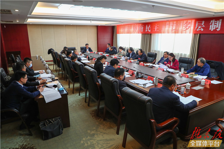 【圖說兩會(huì)】看！政協(xié)委員熱議政府工作報(bào)告