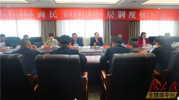 李銀在參加市政協(xié)四屆五次會議分組討論時強調 把握新方位 擔當新使命 為加快建設幸福美好新慶陽獻計出力