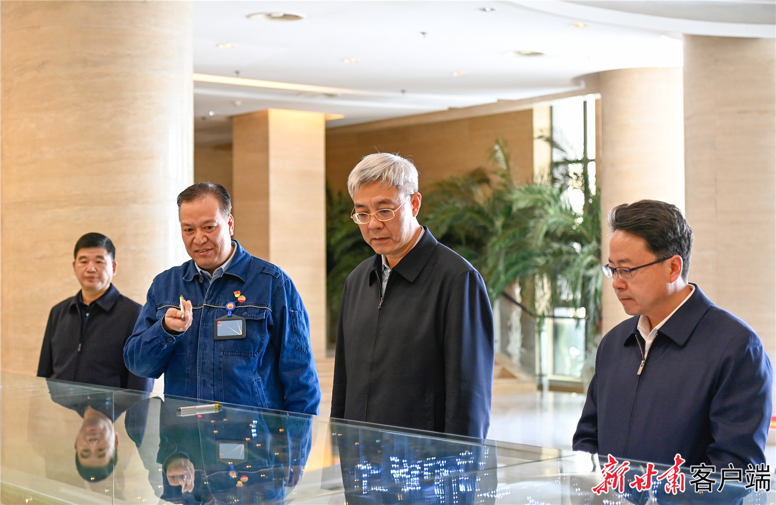 尹弘在慶陽市調(diào)研指導(dǎo)工作時強(qiáng)調(diào)：立足資源稟賦打造特色產(chǎn)業(yè)集群，奮發(fā)有為推動革命老區(qū)振興發(fā)展