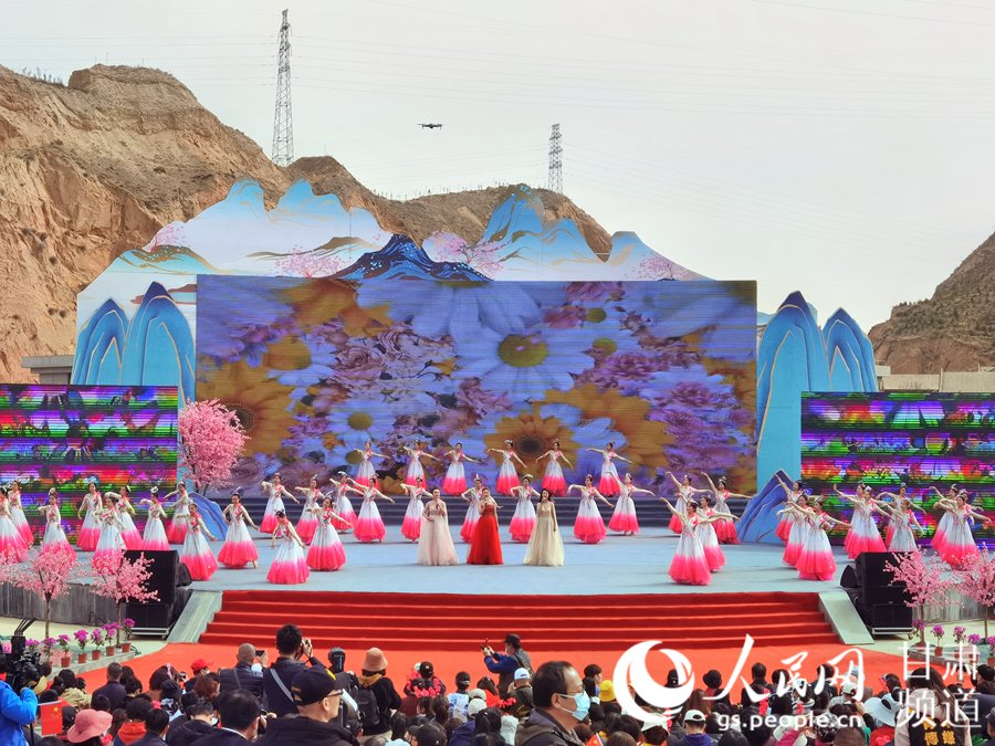 第38屆蘭州桃花旅游節(jié)開(kāi)幕式上的舞蹈表演。 人民網(wǎng) 高翔攝