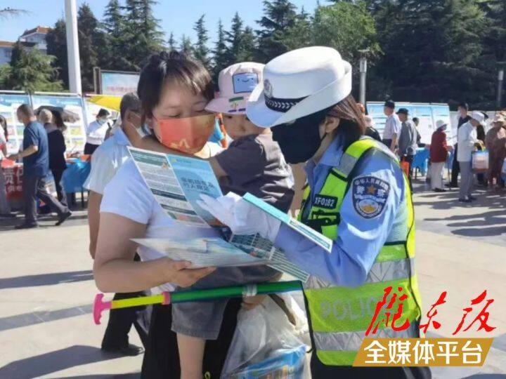 【創(chuàng)建全國文明城市·我們在行動】西峰公安交警強化“一老一小”宣傳，筑牢交通安全防線