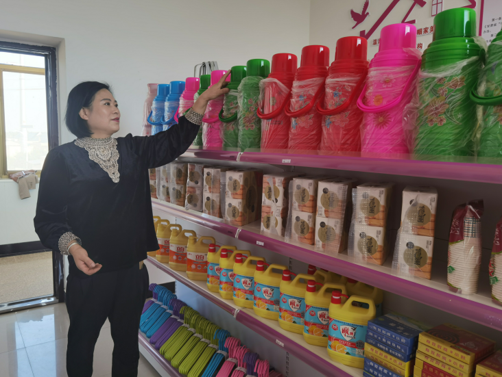 西峰區(qū)后官寨鎮(zhèn)帥堡村“巾幗家美積分超市”工作人員在整理物品。 通訊員 翟娜娜 攝