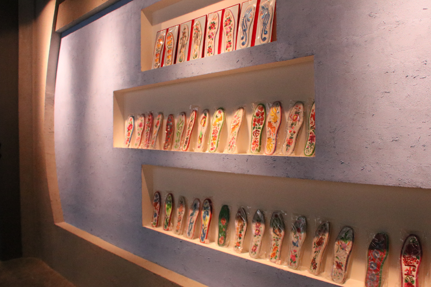 莊子峁生態(tài)農(nóng)莊農(nóng)耕文化展示廳內(nèi)展示的手工刺繡鞋墊。