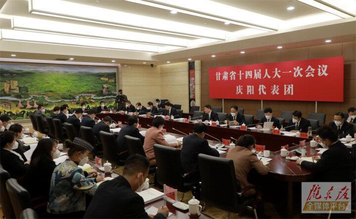 周繼軍審議省人大常委會和省法檢“兩院”工作報(bào)告
