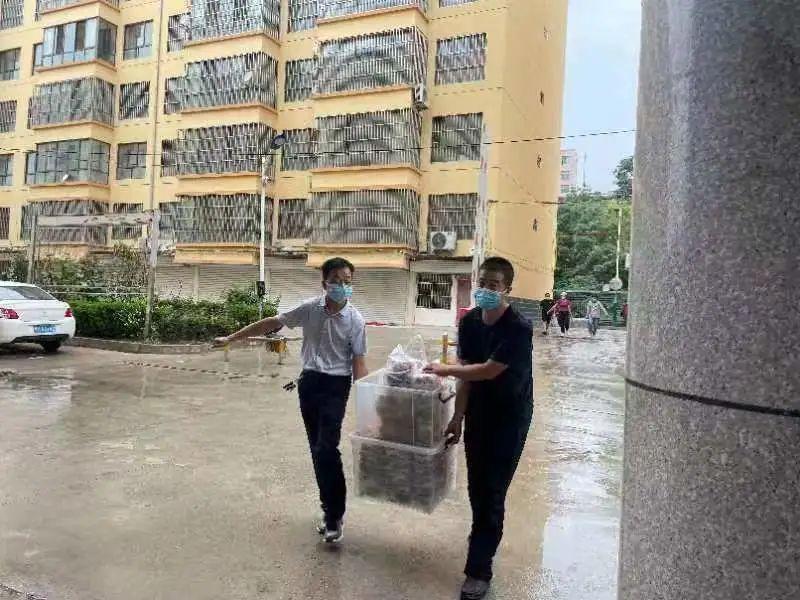 看到路邊的醫(yī)護(hù)人員，鎮(zhèn)原這對(duì)80后夫妻果斷做了一個(gè)決定！