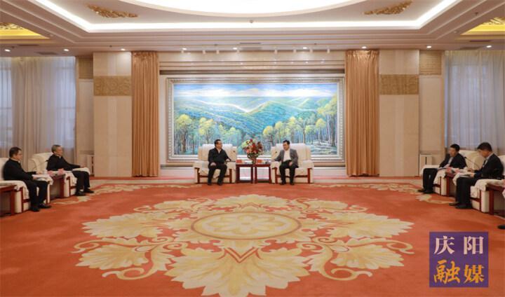 黃澤元與長慶油田分公司執(zhí)行董事、黨委書記李戰(zhàn)明和總經(jīng)理、黨委副書記余浩杰一行座談