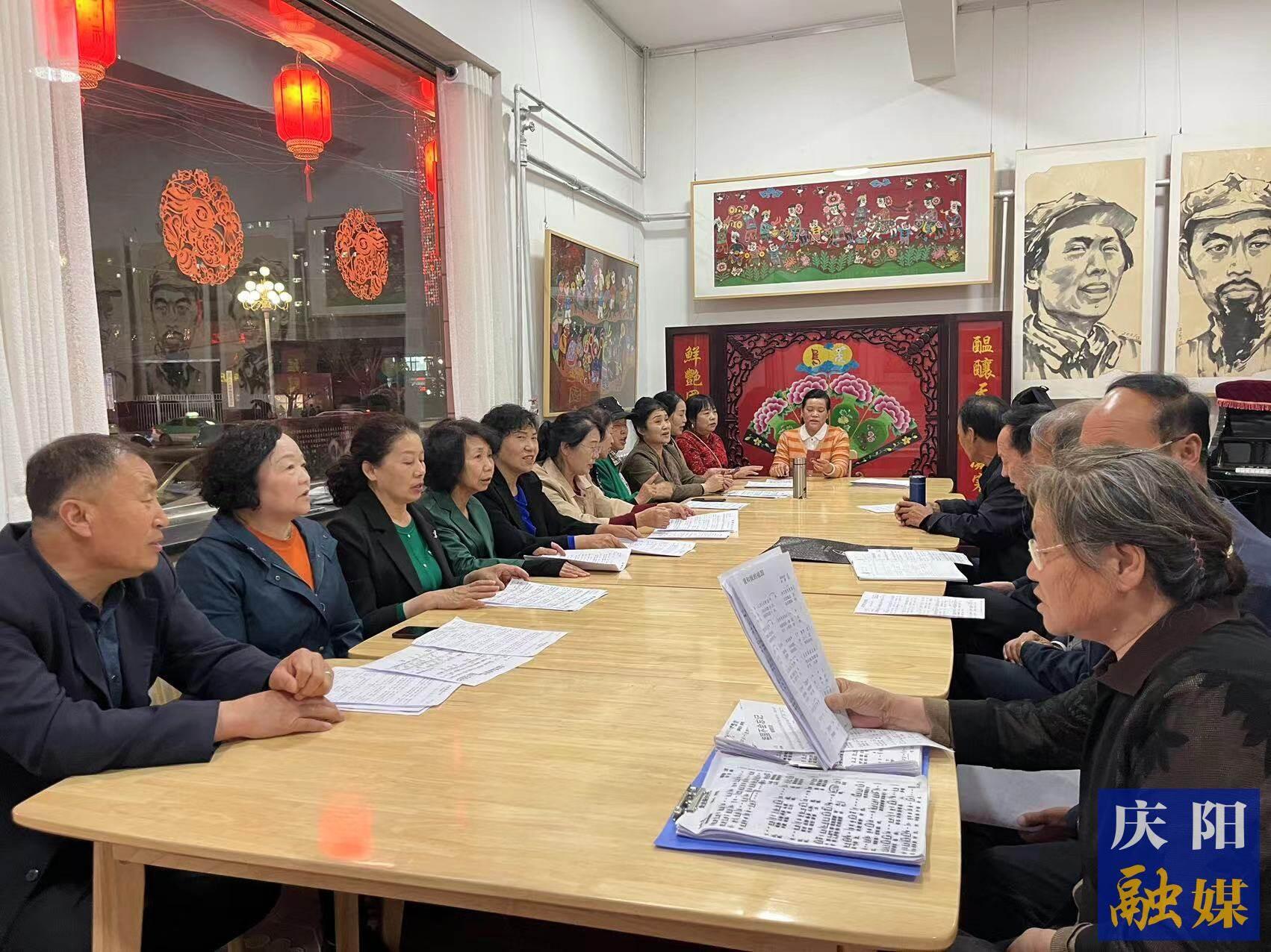 華池縣文化館民歌合唱團的成員在練習(xí)隴東民歌。