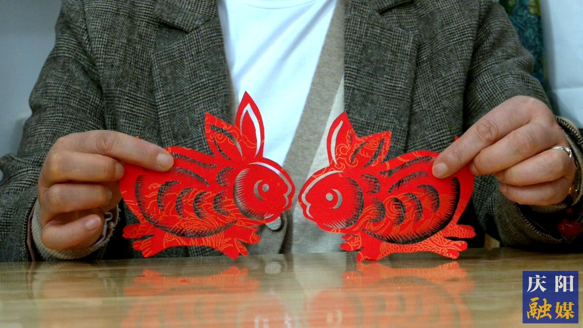 華池縣文化館非遺工坊的手藝人創(chuàng)作的剪紙。 通訊員 雷彩利 攝