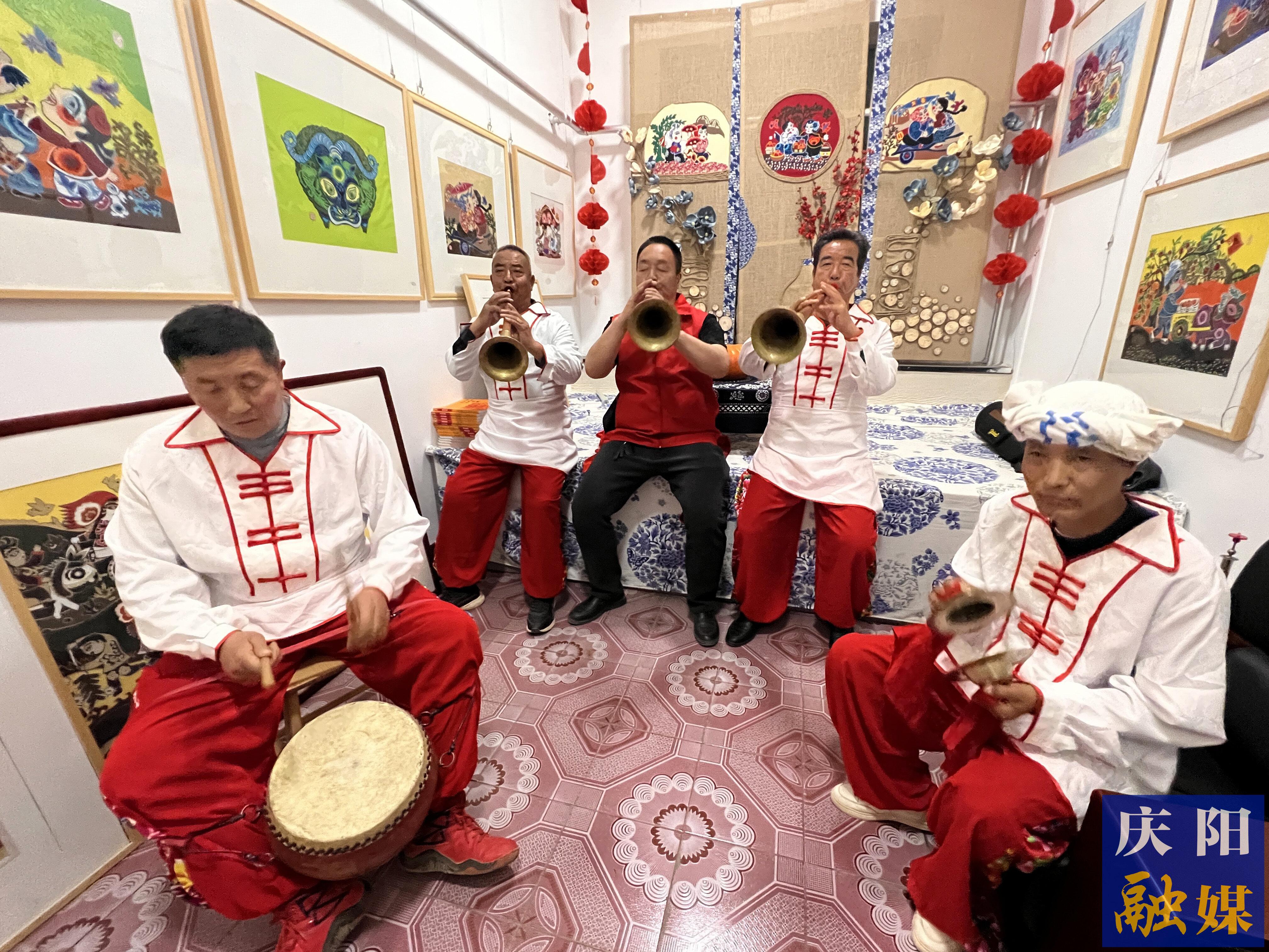 高小兵（左三）和同伴在練習(xí)吹嗩吶。