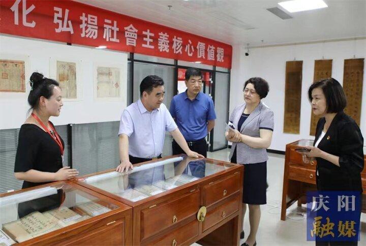 黃澤元在市圖書館調(diào)研時(shí)強(qiáng)調(diào) 為廣大讀者創(chuàng)造更溫馨更便捷的閱讀環(huán)境 讓崇尚閱讀熱愛閱讀在慶陽大地蔚然成風(fēng)