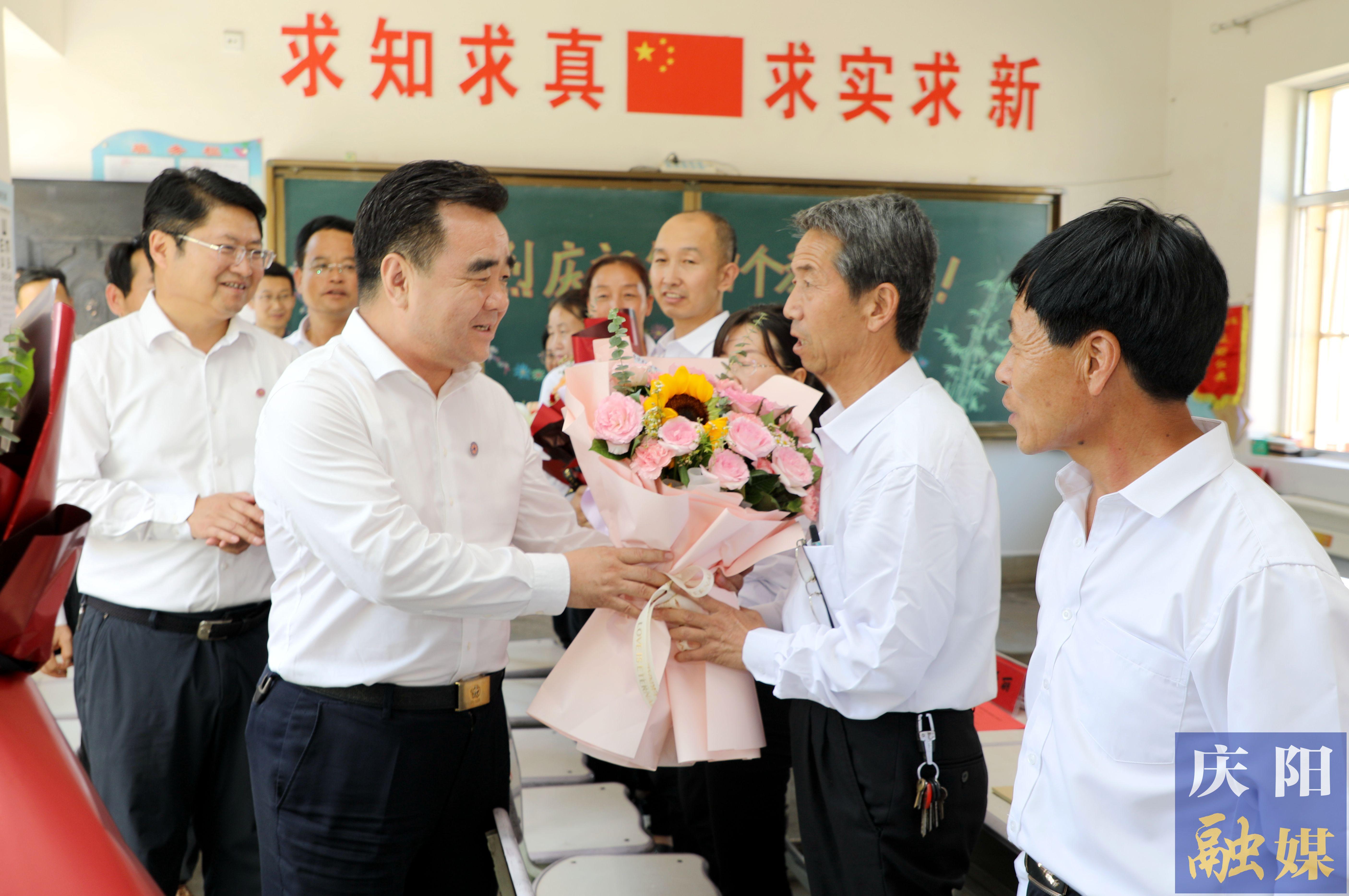 黃澤元在鎮(zhèn)原縣屯字鎮(zhèn)田嶺小學(xué)走訪慰問(wèn)一線教師 勉勵(lì)大家擔(dān)當(dāng)教育使命，當(dāng)好美麗園丁，引領(lǐng)鄉(xiāng)村文化，努力培養(yǎng)德智體美勞全面發(fā)展的社會(huì)主義建設(shè)者和接班人