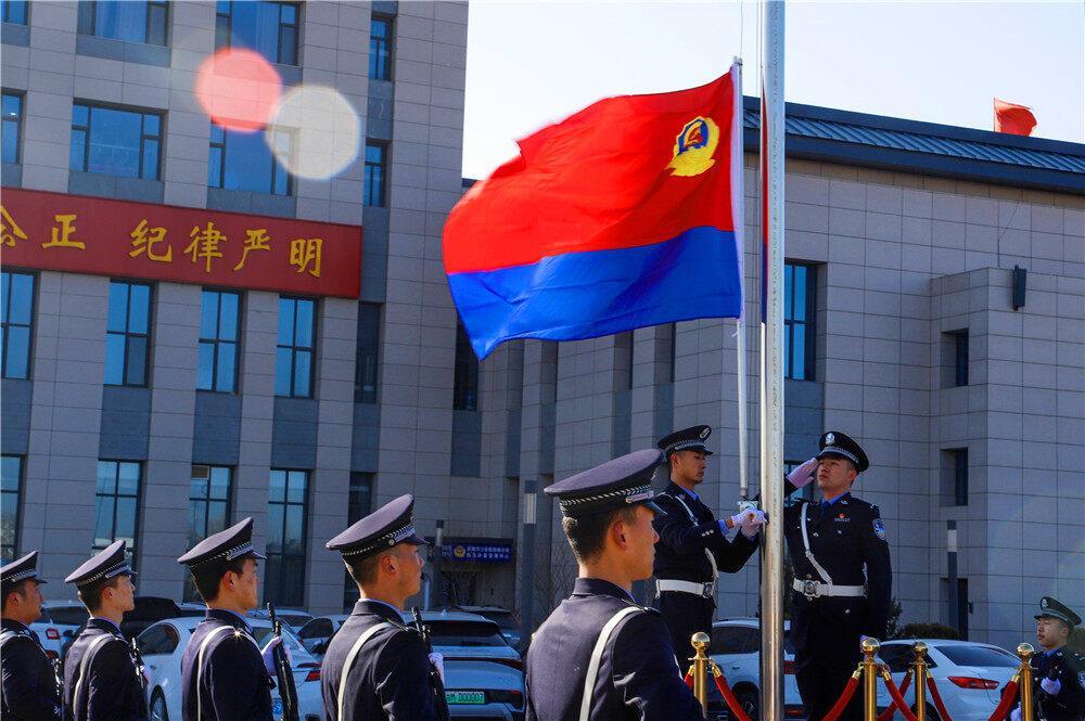 【攝影報(bào)道】慶陽市公安局西峰分局舉行升警旗儀式，慶祝第四個(gè)中國人民警察節(jié)