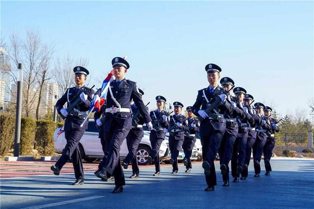 【攝影報(bào)道】慶陽市公安局西峰分局舉行升警旗儀式，慶祝第四個(gè)中國人民警察節(jié)