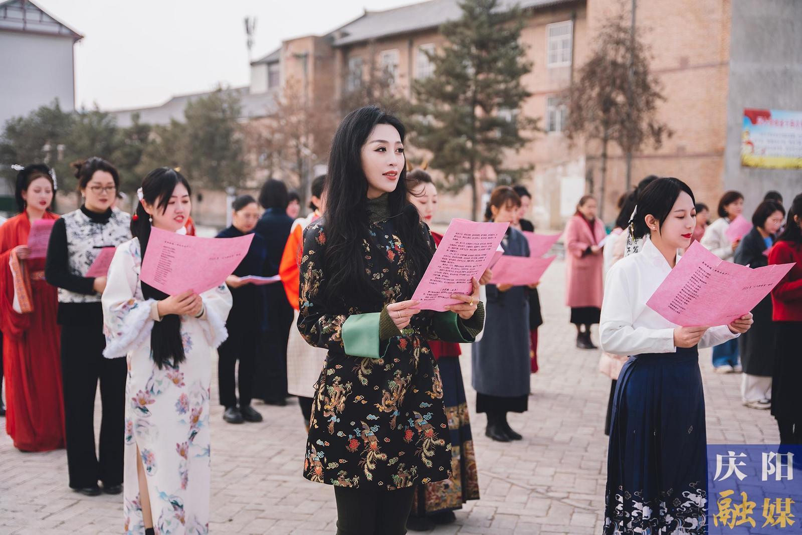 【攝影報(bào)道】春日有約不負(fù)芬芳 ——市委宣傳部、市委統(tǒng)戰(zhàn)部、市融媒體中心女職工攜手共慶“三八”國(guó)際勞動(dòng)?jì)D女節(jié)