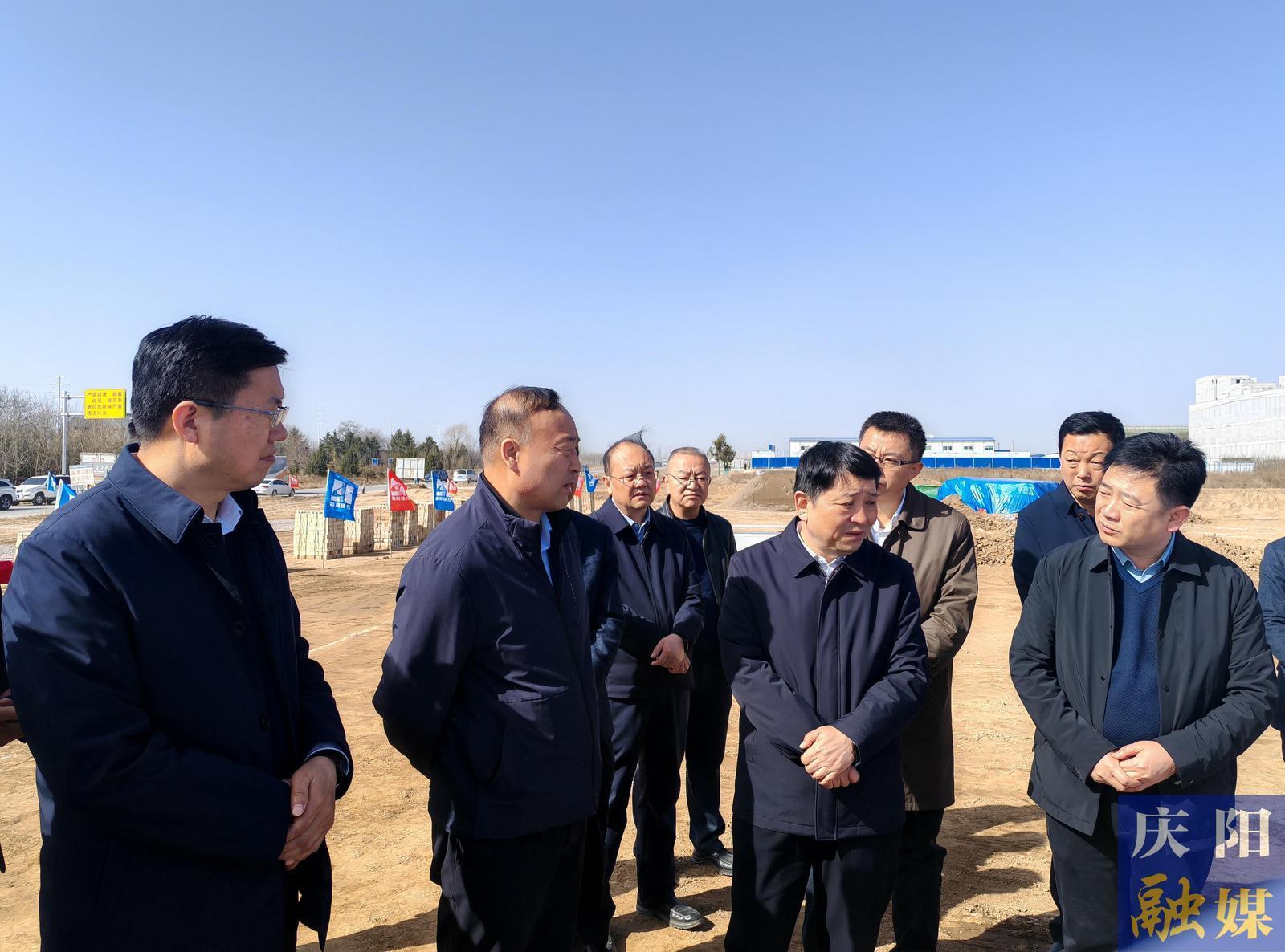 周繼軍在西峰區(qū)調研時強調 扛牢責任挑大梁 奮力當好排頭兵 努力在爭先進位中實現(xiàn)新突破