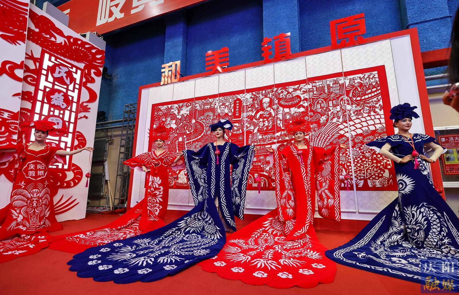 【攝影報(bào)道】香包、刺繡、剪紙……慶陽民俗文化精品展區(qū)中哪些展品驚艷到你