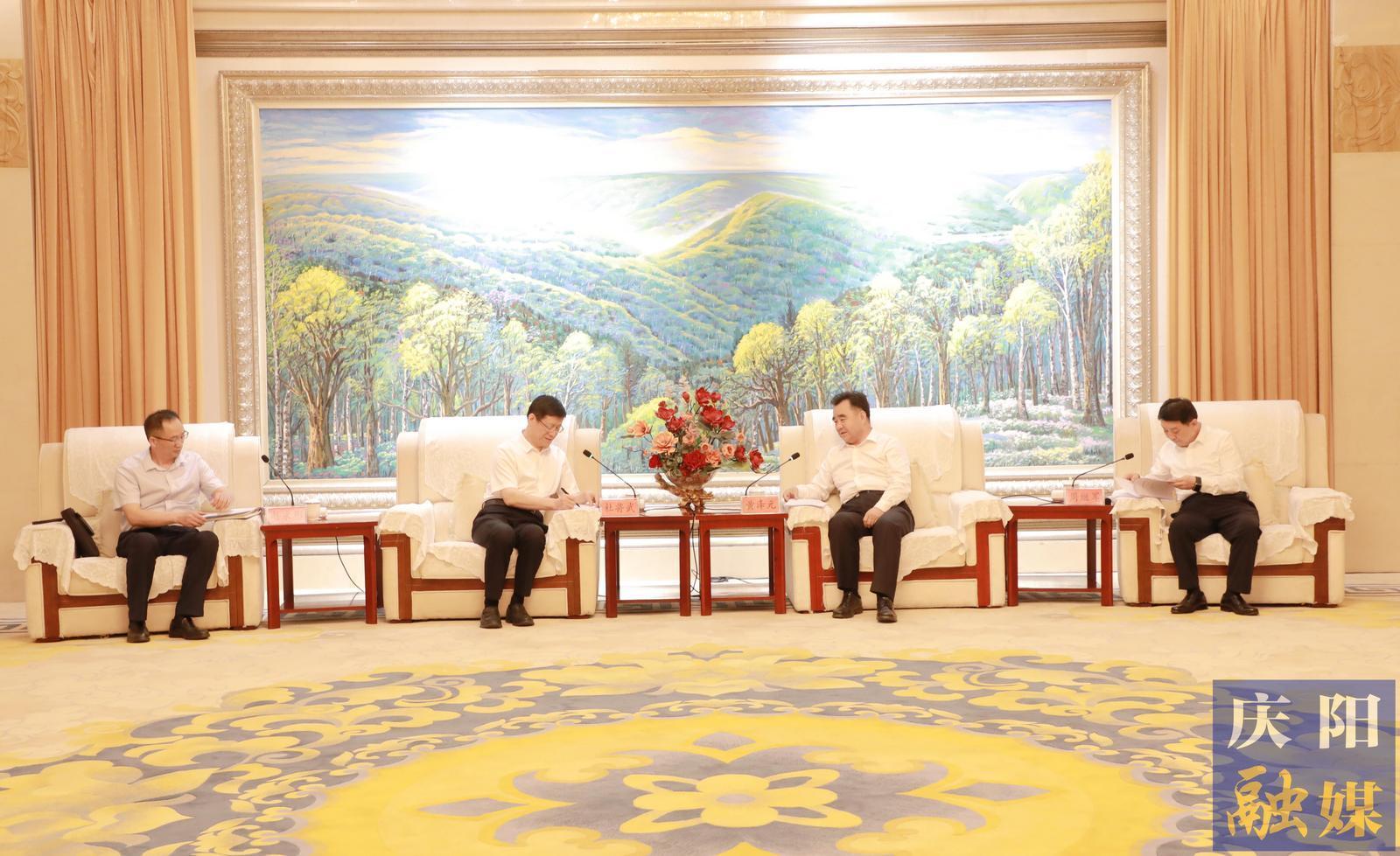 黃澤元周繼軍與華電集團(tuán)副總工程師、華電煤業(yè)集團(tuán)黨委書記、董事長杜將武一行座談
