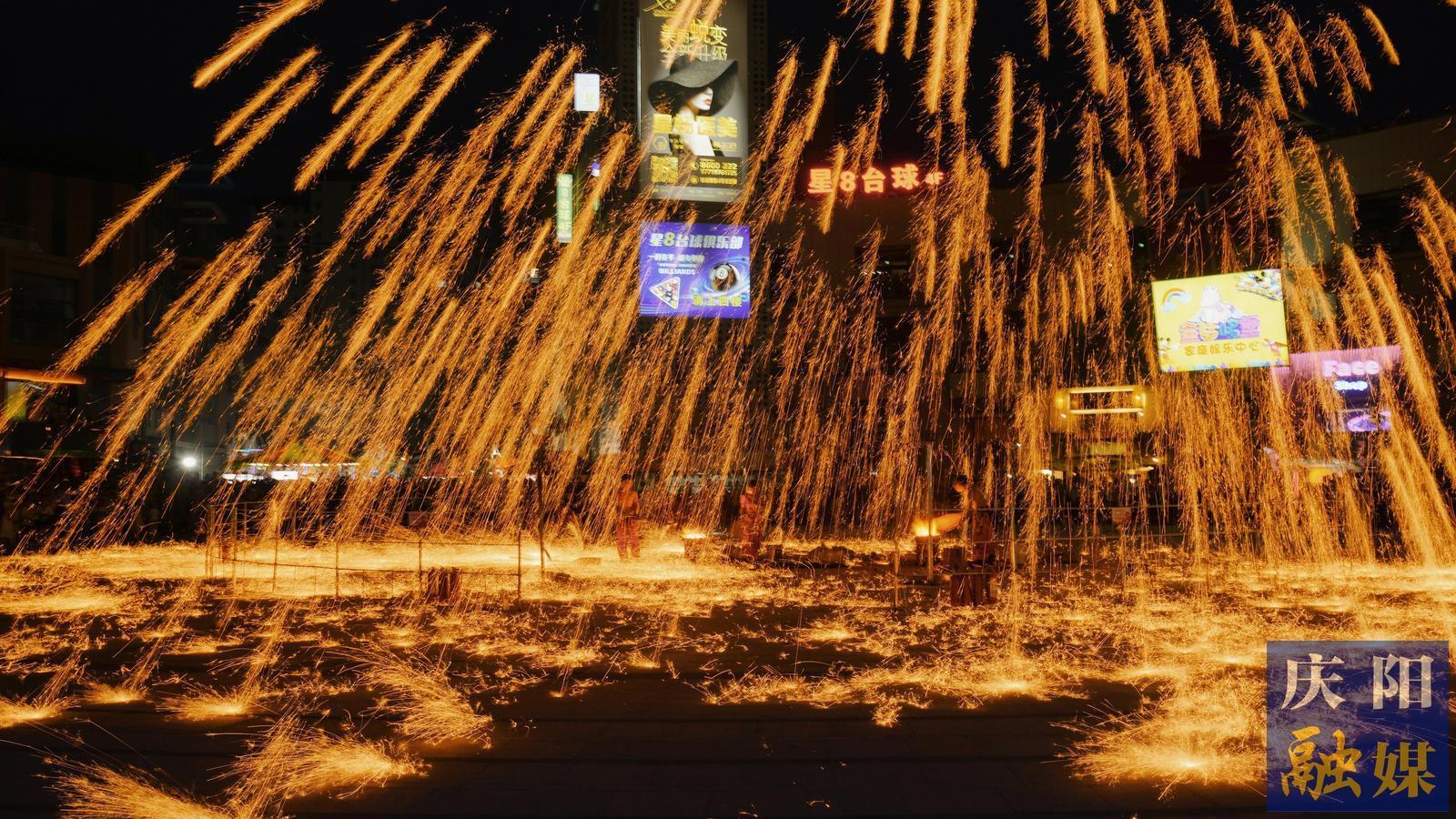 【攝影專(zhuān)題】西峰城區(qū)夜經(jīng)濟(jì)火爆 市民盡享夏日繽紛生活