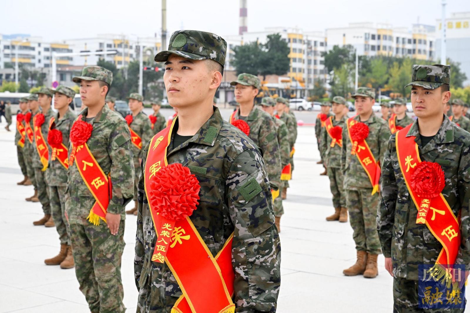 【攝影報(bào)道】光榮啟程！慶陽(yáng)市歡送2024年下半年入伍新兵奔赴軍營(yíng)