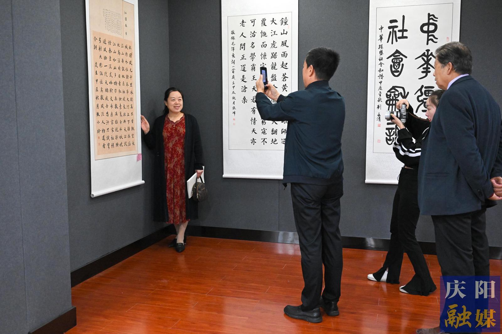 【攝影報(bào)道】“雅風(fēng)頌盛世 翰墨迎華誕”慶陽(yáng)市老年書畫攝影作品展開(kāi)展