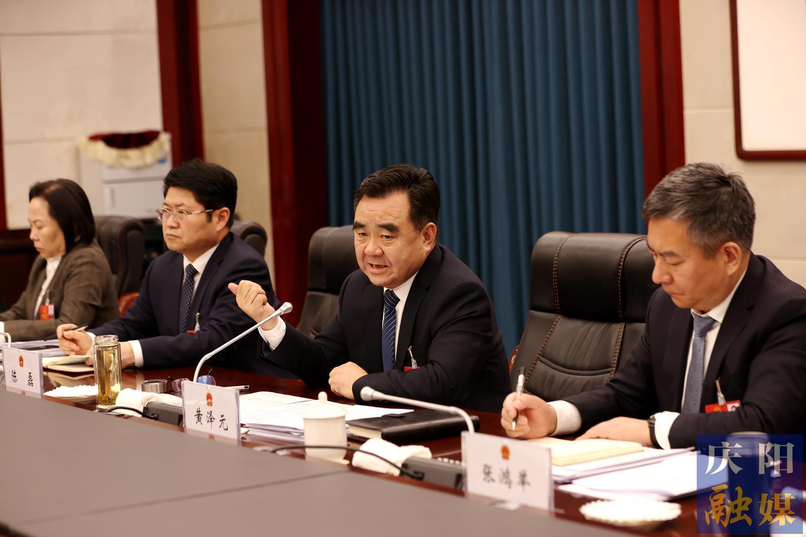 黃澤元在參加鎮(zhèn)原縣代表團(tuán)審議時強(qiáng)調(diào) 以產(chǎn)業(yè)發(fā)展為縣域經(jīng)濟(jì)蓄勢賦能 以一域發(fā)展為全市大局多作貢獻(xiàn)
