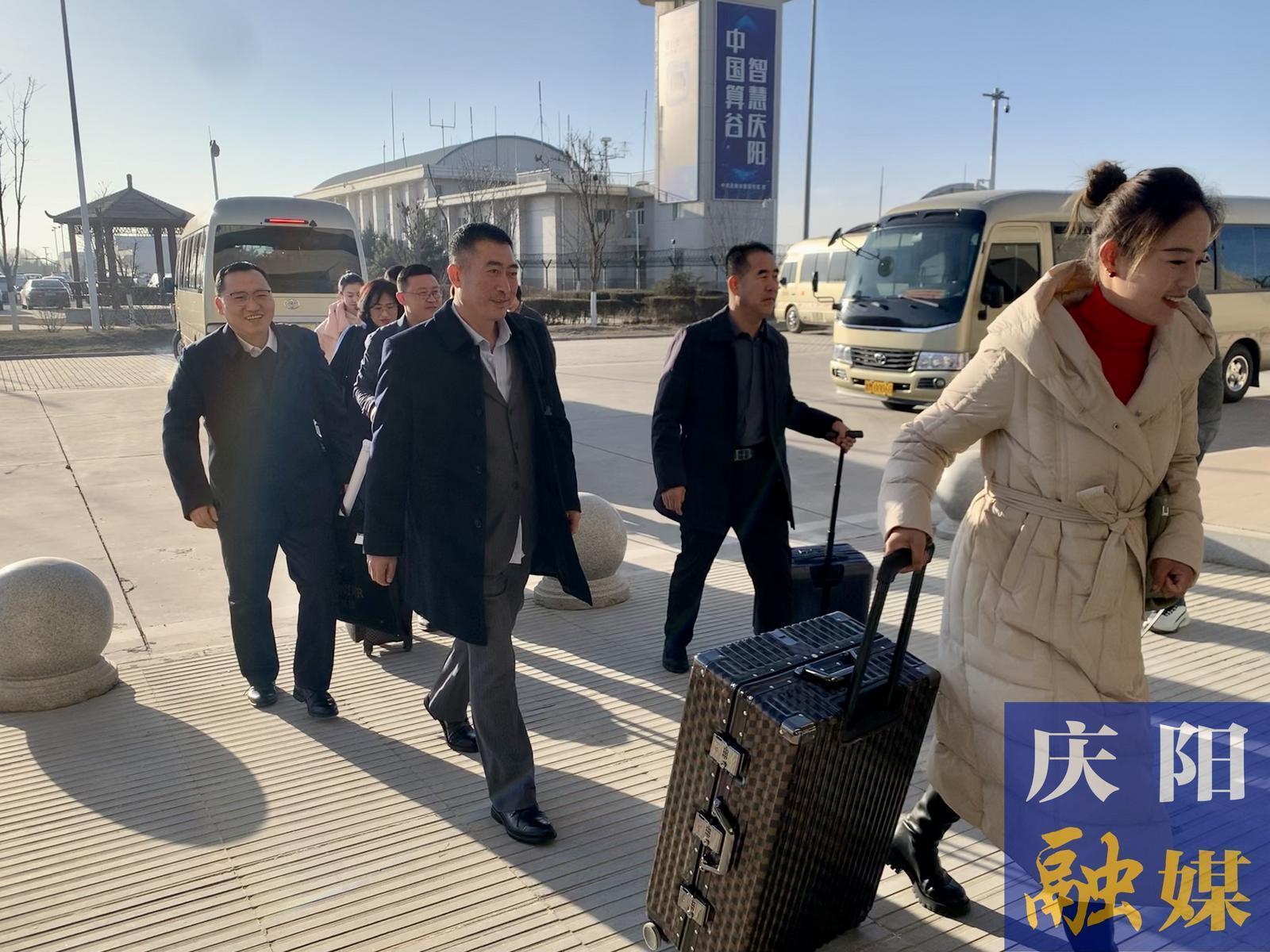 出席省十四屆人大三次會議的慶陽市代表團代表抵蘭向大會報到