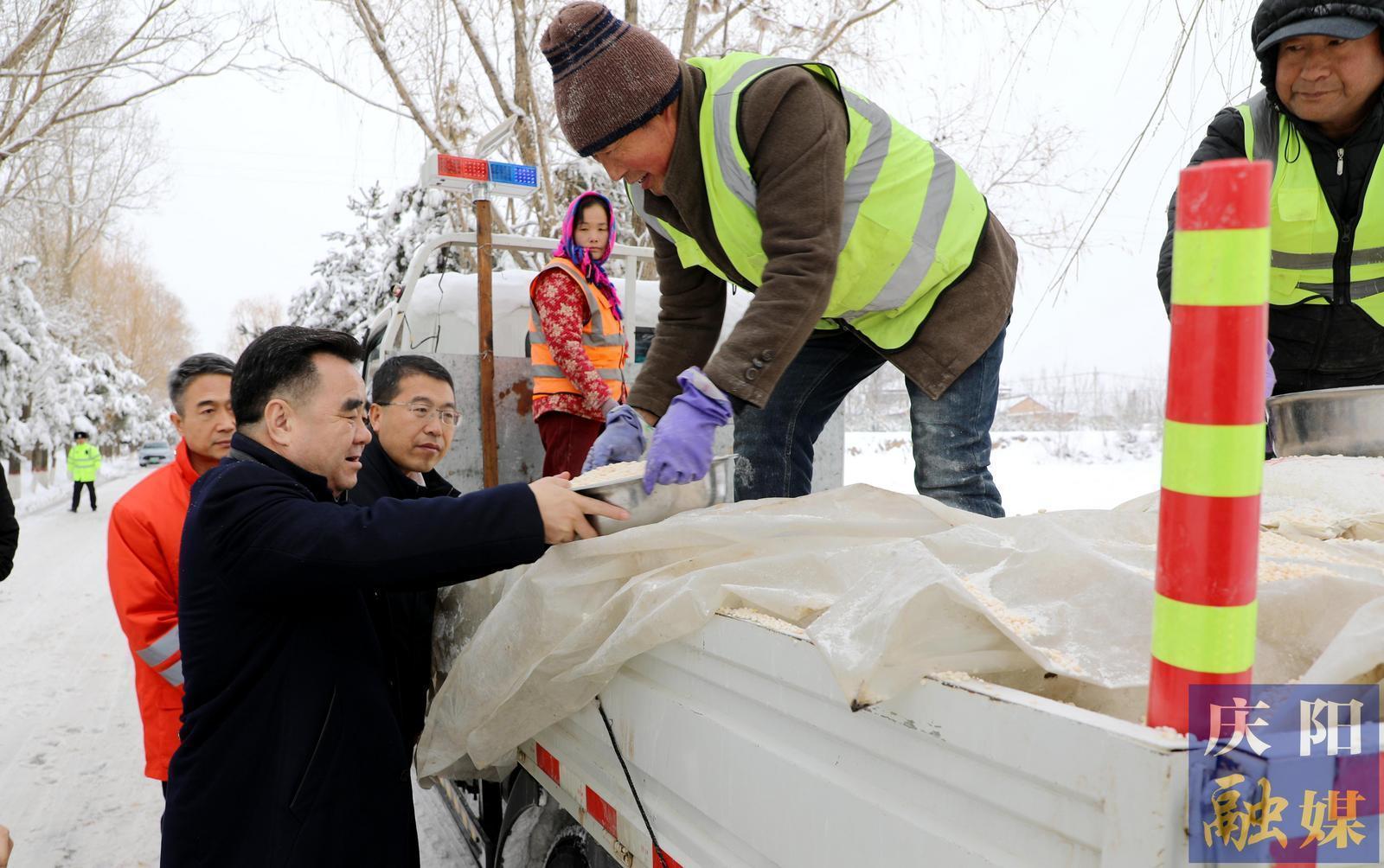 黃澤元在調(diào)研道路除雪保通保暢工作時強調(diào) 高質(zhì)高效安全開展道路冰雪清運工作 最大限度減輕強降雪天氣帶來的影響