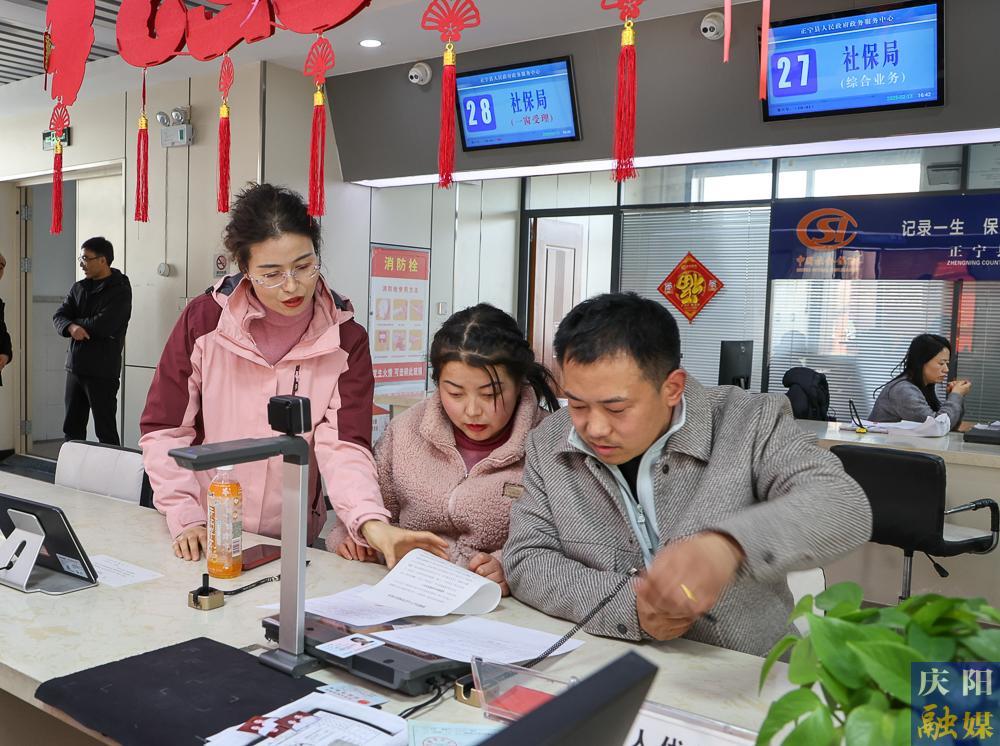 【攝影報(bào)道】正寧縣“小寧幫辦”：政務(wù)服務(wù)新亮點(diǎn)，提升群眾滿意度