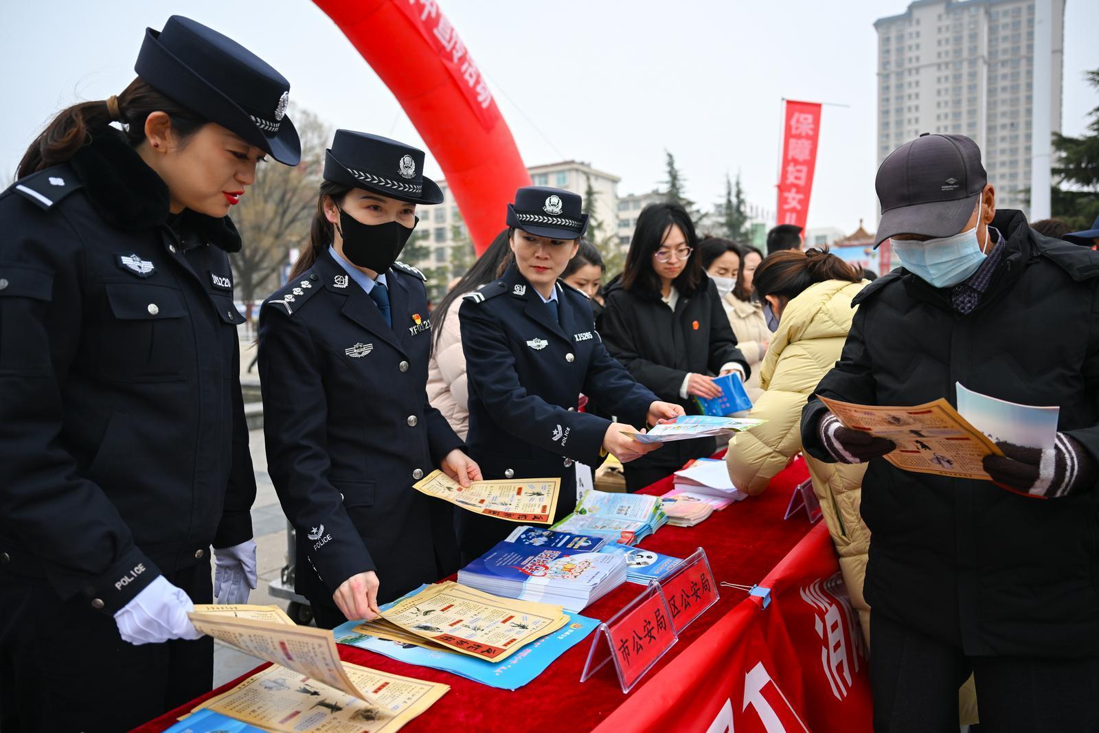 【攝影報(bào)道】“建設(shè)法治慶陽·巾幗在行動(dòng)”慶陽市“三八”維權(quán)周集中宣傳活動(dòng)舉行