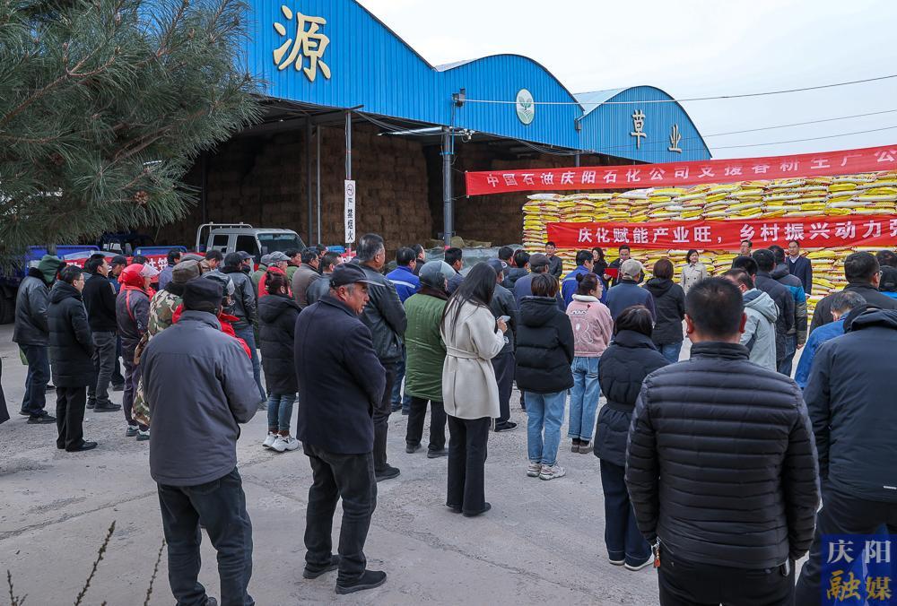 【攝影報(bào)道】慶陽石化捐贈(zèng)90噸復(fù)合肥助力鎮(zhèn)原縣馬渠鎮(zhèn)春耕生產(chǎn)