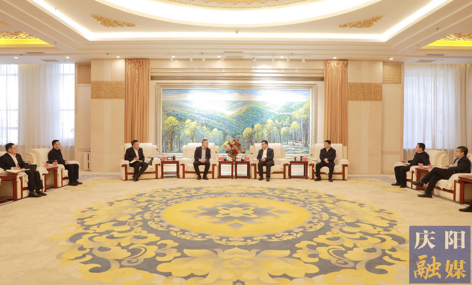 黃澤元周繼軍與中國(guó)農(nóng)業(yè)發(fā)展銀行甘肅省分行黨委書記、行長(zhǎng)金雷一行座談